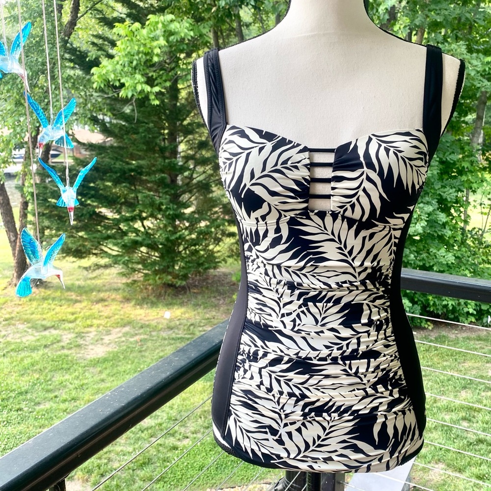 Black & Ivory One- Piece Swimsuit 🌸 F& F ( Irish— English brand ) 10 UK—6 US 🌸
